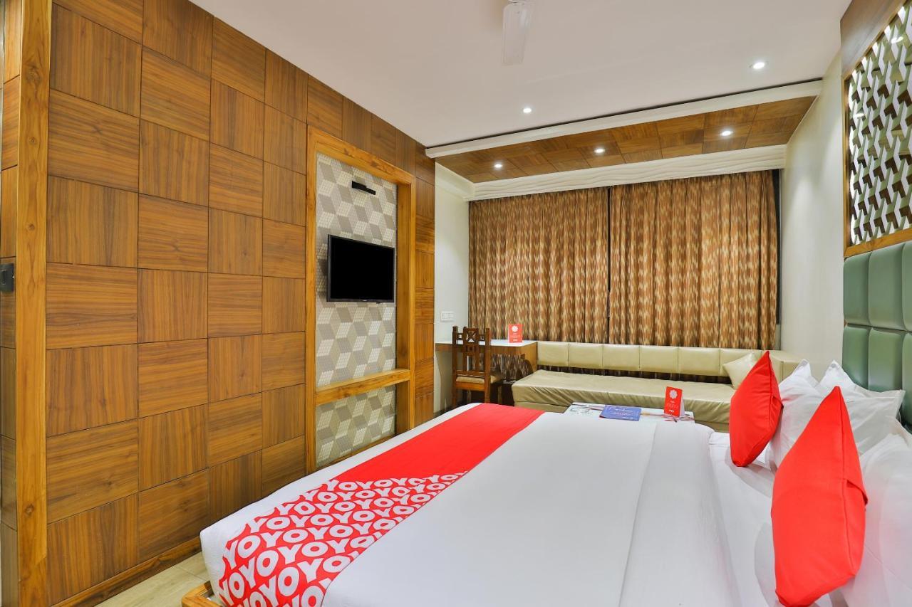 OYO 1389 Hotel Relax Inn Surat Buitenkant foto