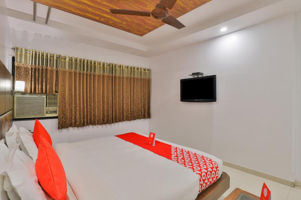 OYO 1389 Hotel Relax Inn Surat Buitenkant foto