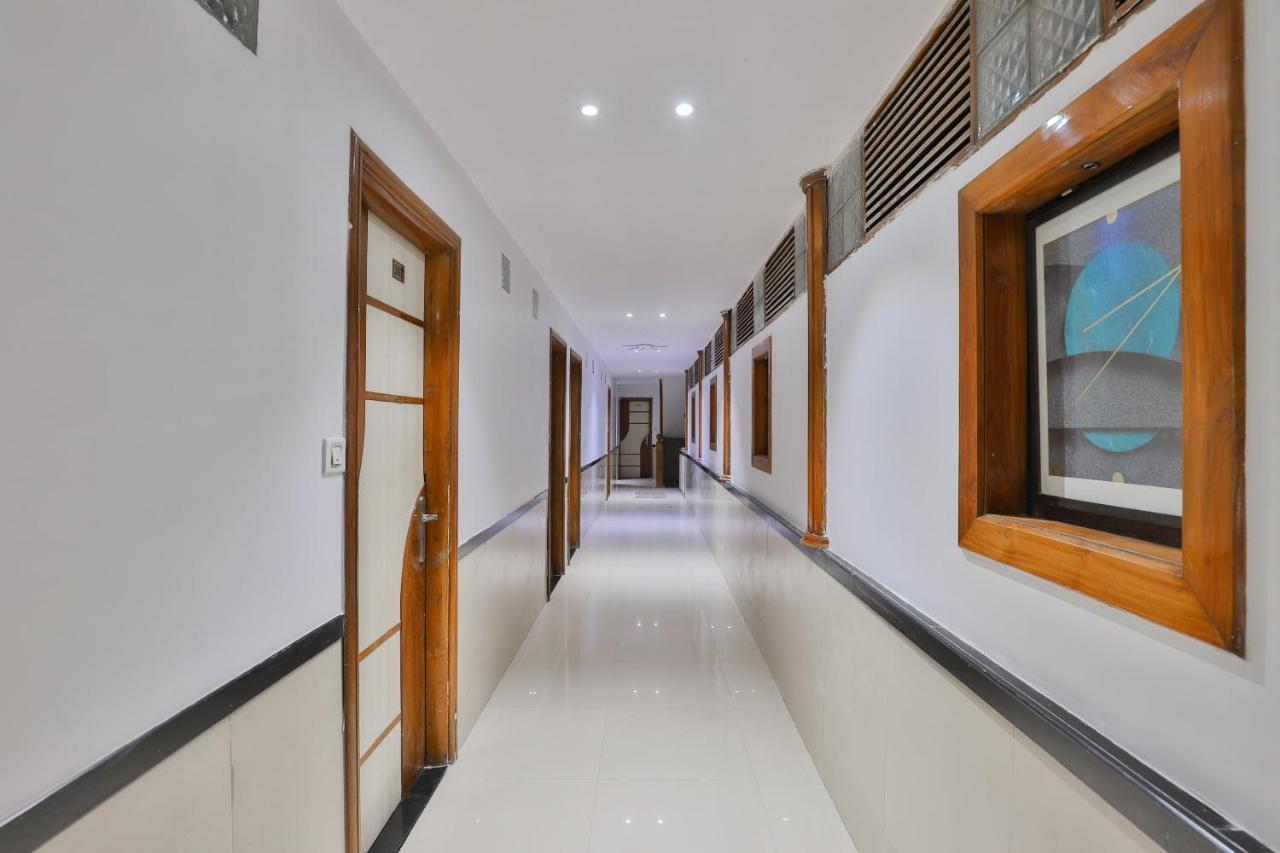 OYO 1389 Hotel Relax Inn Surat Buitenkant foto