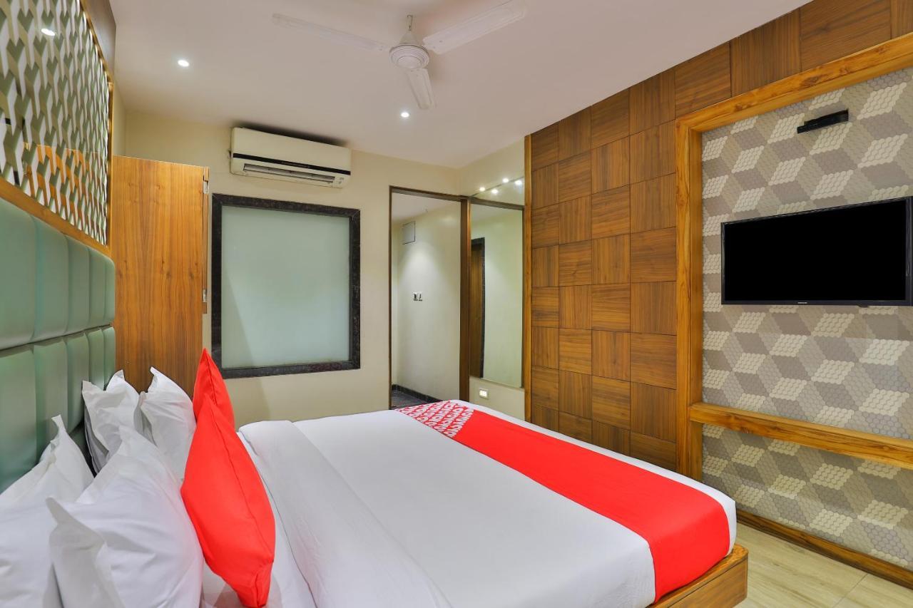 OYO 1389 Hotel Relax Inn Surat Buitenkant foto